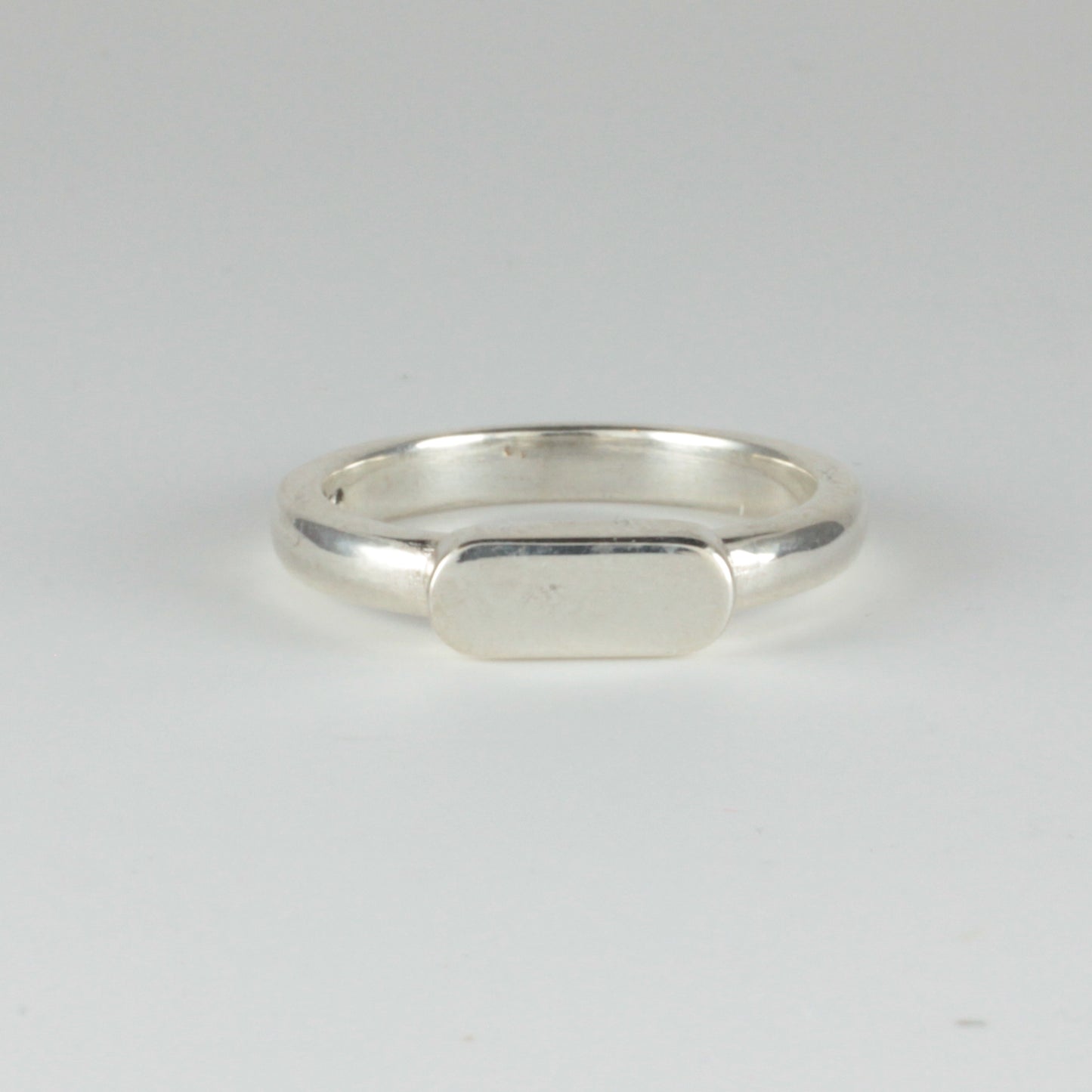 Elongated head signet ring
