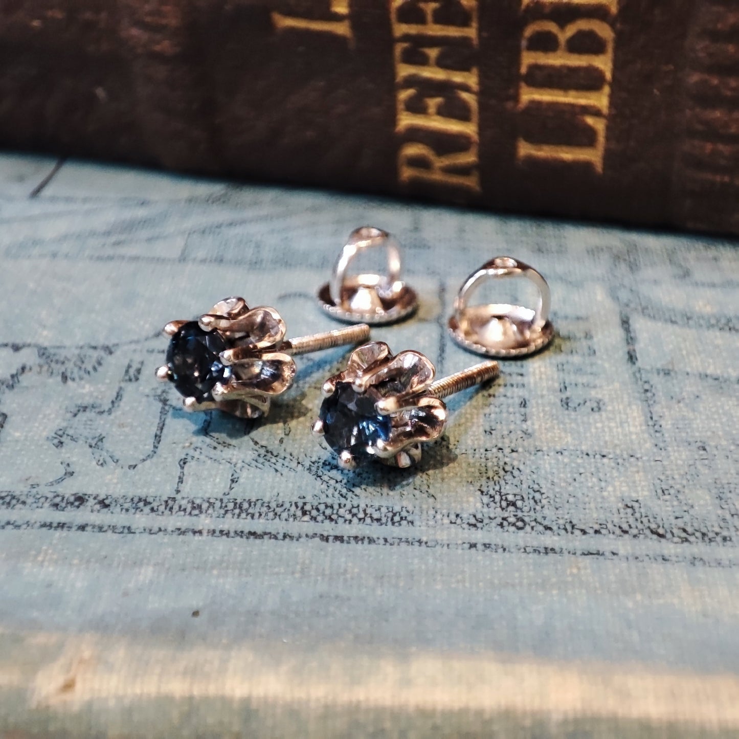 Georgian style 14ct White Gold Sapphire Stud Earrings 0.71tcw