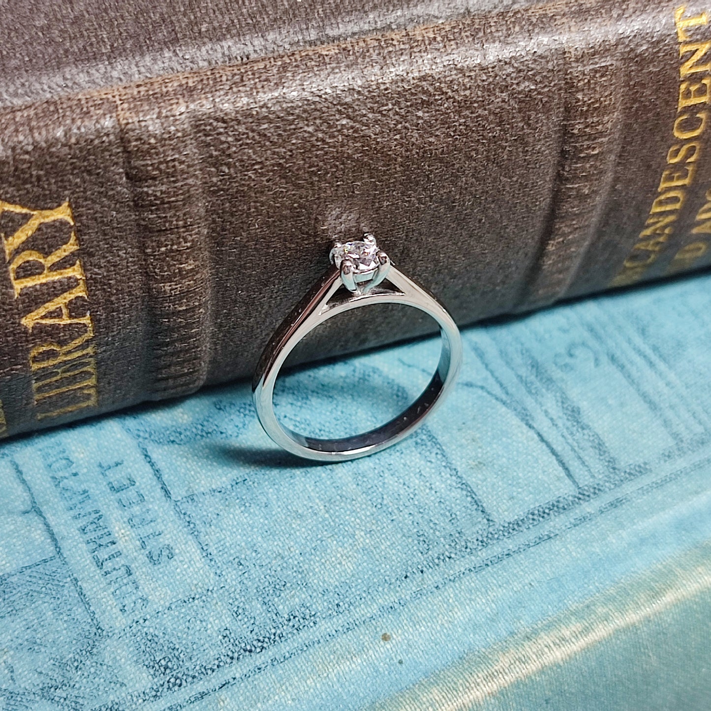 0.25ct Round Brilliant Cut Diamond set in Platinum with 4-claws