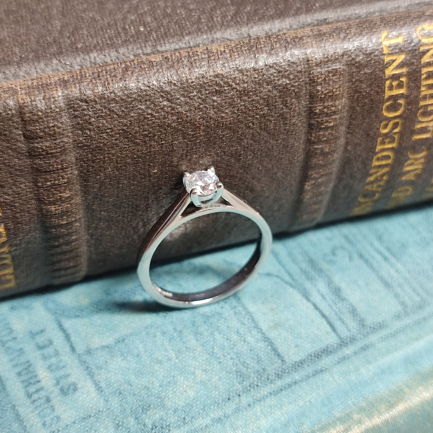 0.33ct Round Brilliant Cut Diamond set in Platinum with 4-claws