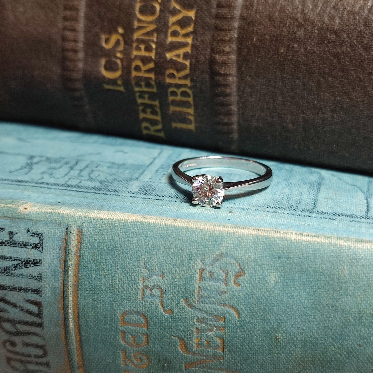 0.75ct Round Brilliant Cut Diamond set in Platinum with 4-claws
