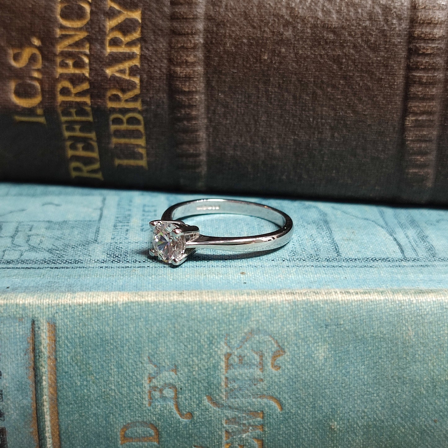 0.75ct Round Brilliant Cut Diamond set in Platinum with 4-claws