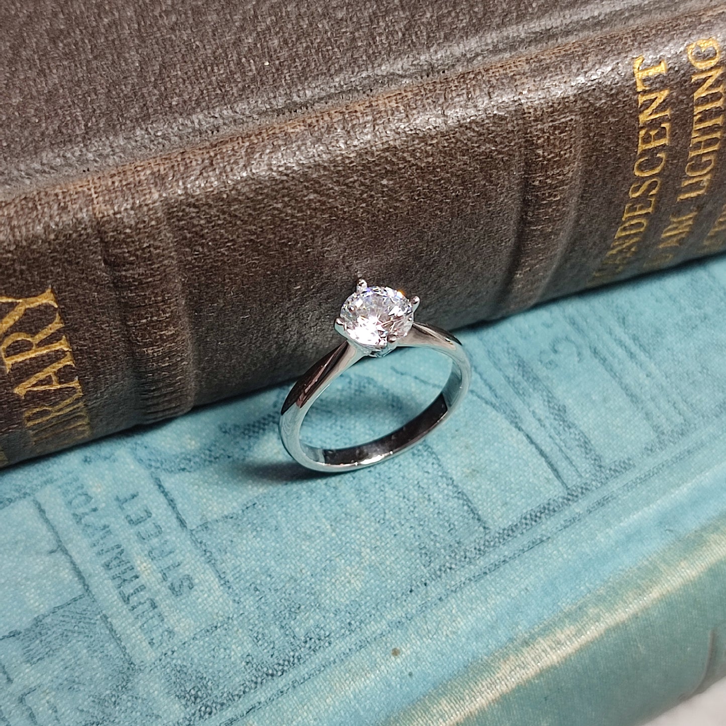 1.00ct Round Brilliant Cut Diamond set in Platinum with 4-claws North/South/East/West