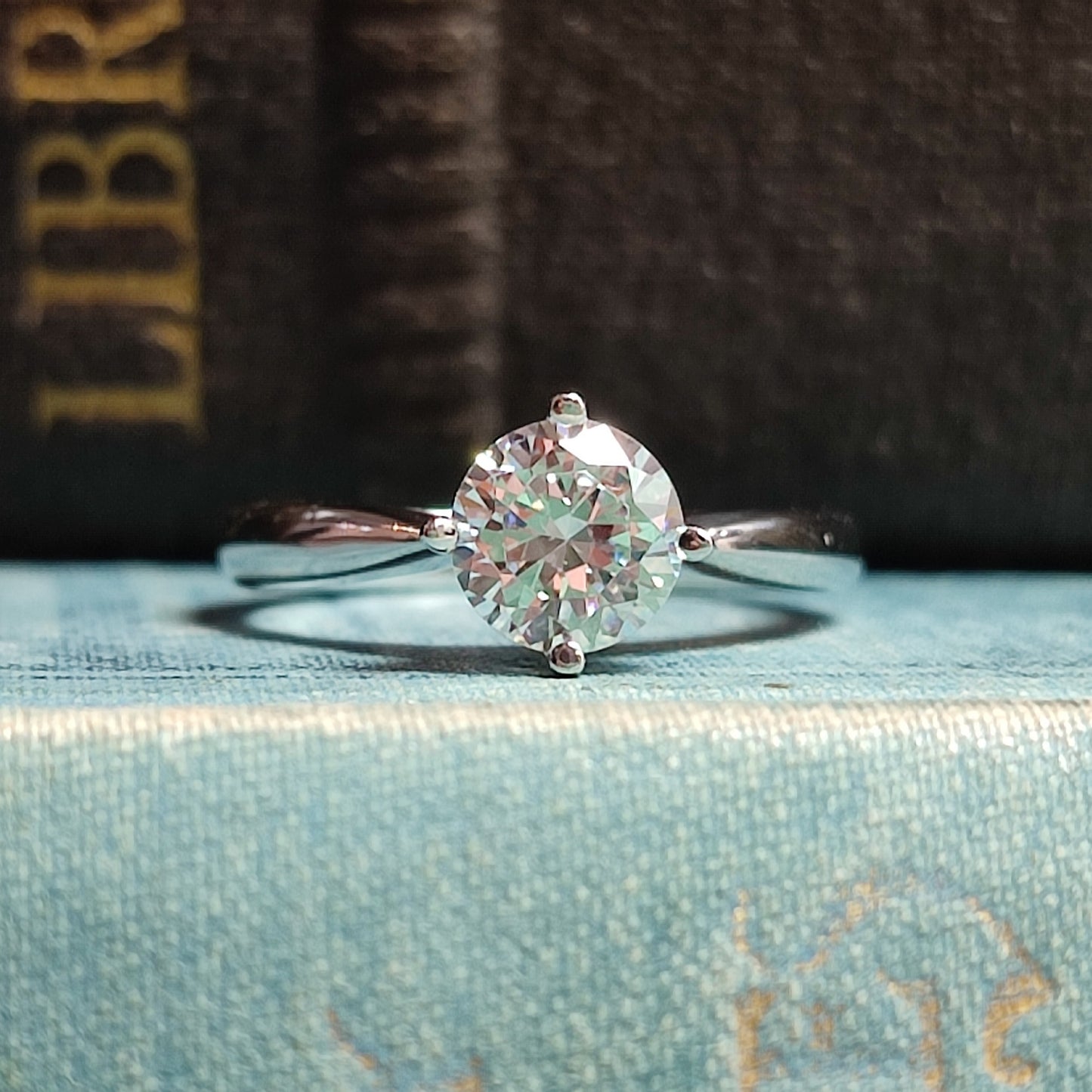 1.00ct Round Brilliant Cut Diamond set in Platinum with 4-claws North/South/East/West