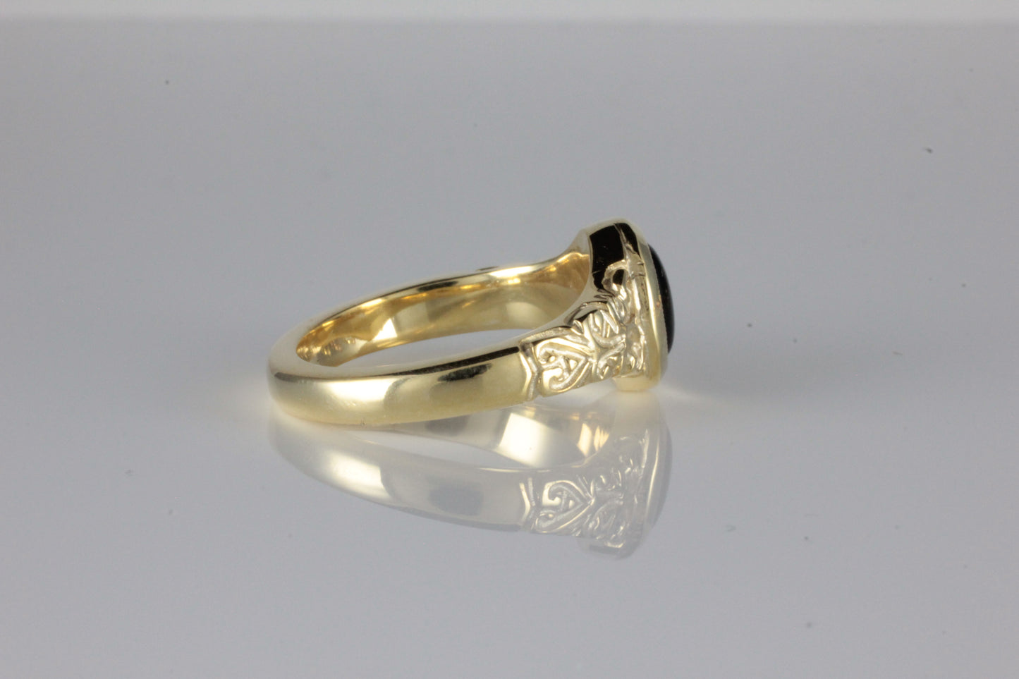 'Sostra' Victorian style Oval Onyx Cabochon Ring