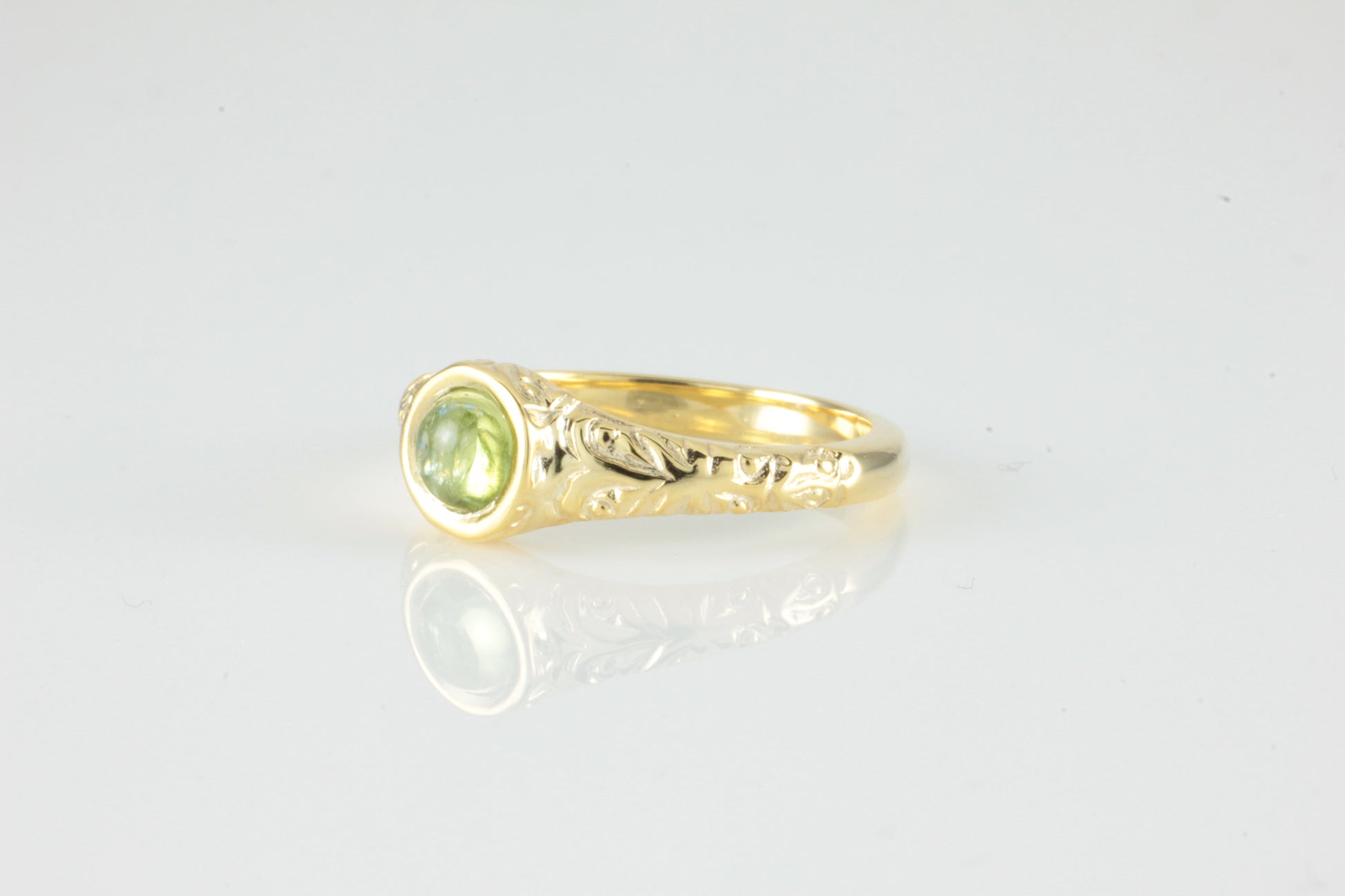 'Narona' Victorian style Round Peridot Cabochon Ring