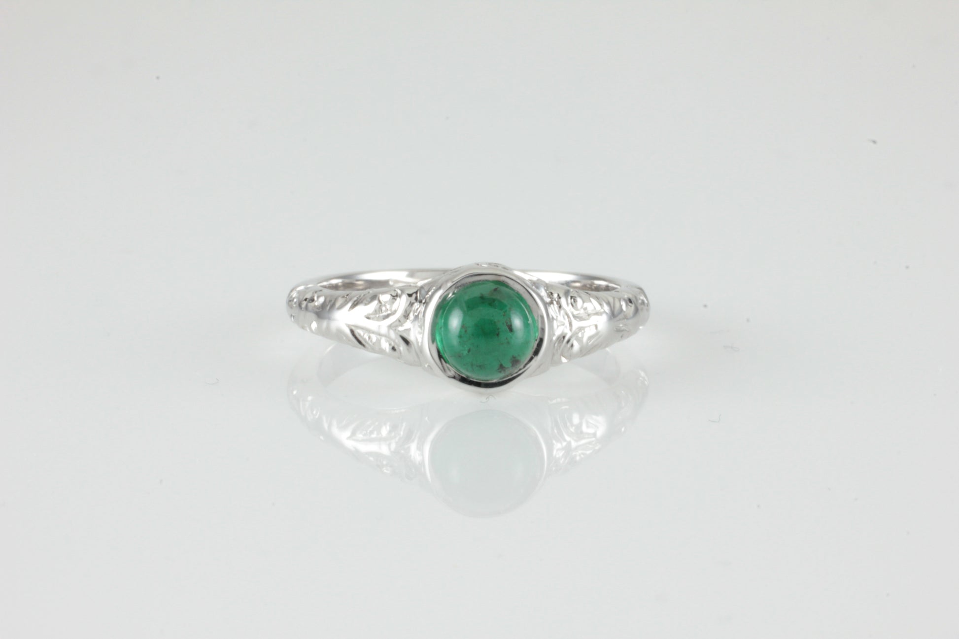 'Narona' Victorian style Round Emerald Cabochon Ring