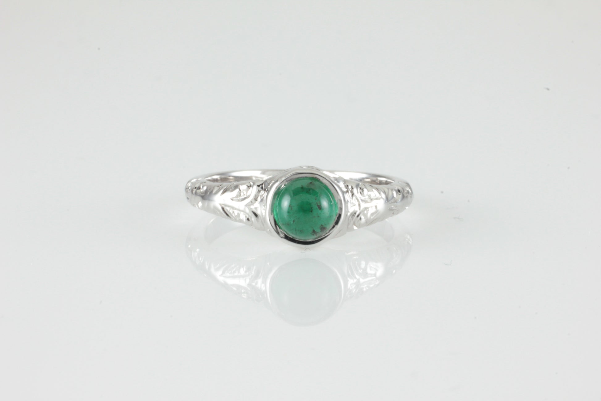 'Narona' Victorian style Round Emerald Cabochon Ring
