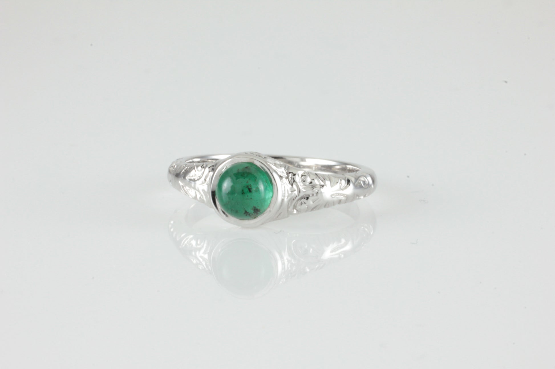 'Narona' Victorian style Round Emerald Cabochon Ring
