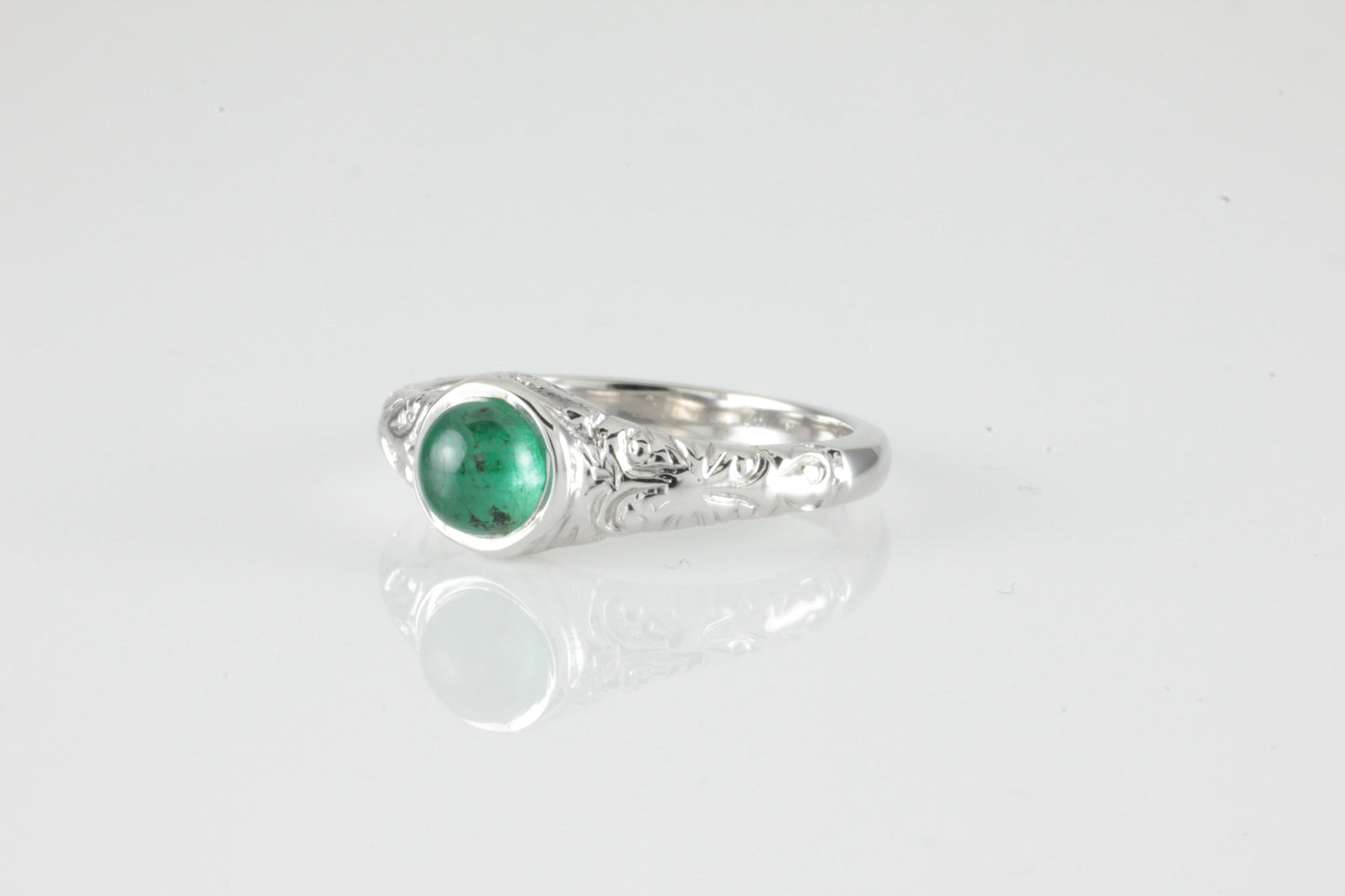 'Narona' Victorian style Round Emerald Cabochon Ring
