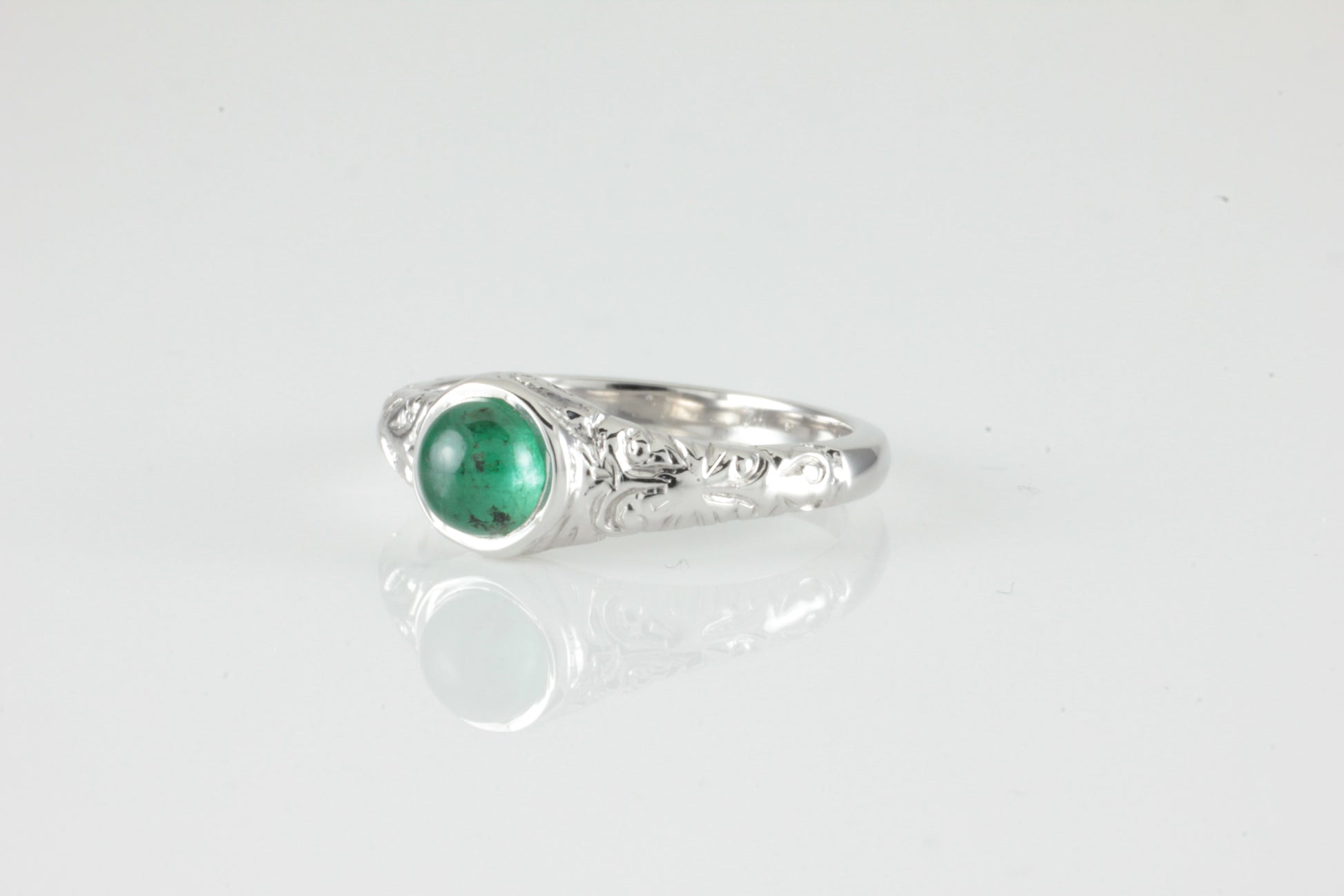 'Narona' Victorian style Round Emerald Cabochon Ring
