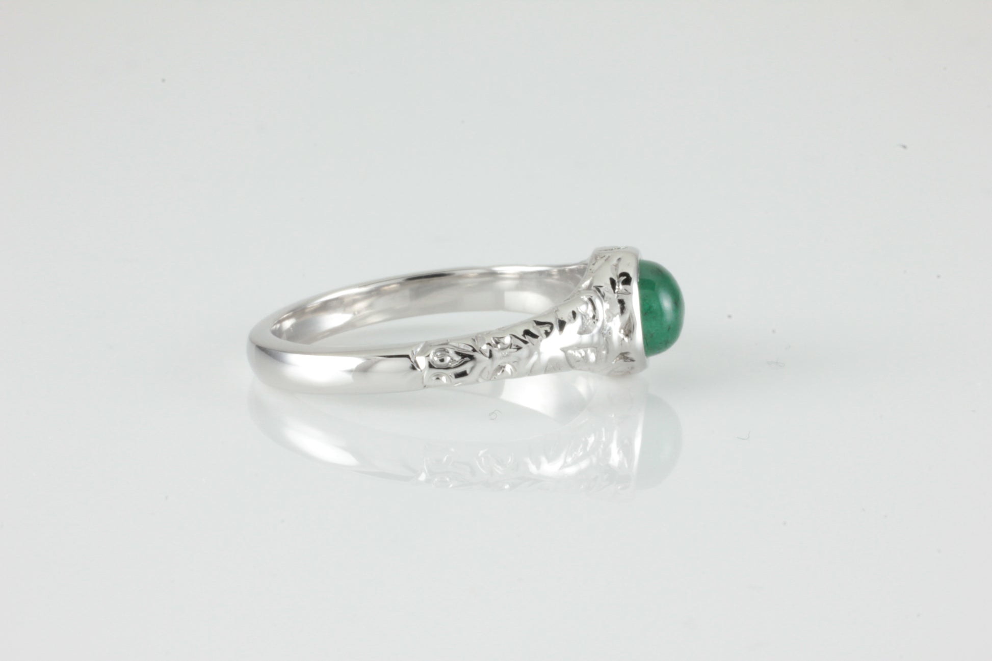 'Narona' Victorian style Round Emerald Cabochon Ring