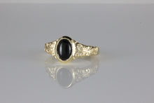 Load image into Gallery viewer, &#39;Sostra&#39; Victorian style Oval Onyx Cabochon Ring