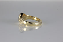 Load image into Gallery viewer, &#39;Sostra&#39; Victorian style Oval Onyx Cabochon Ring