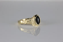 Load image into Gallery viewer, &#39;Sostra&#39; Victorian style Oval Onyx Cabochon Ring