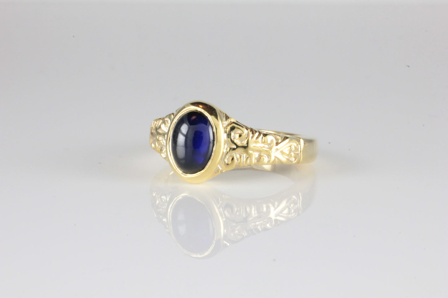 'Sostra' Victorian style Oval Sapphire Cabochon Ring