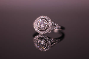 Vintage design Engagement ring with 1ct centre stone